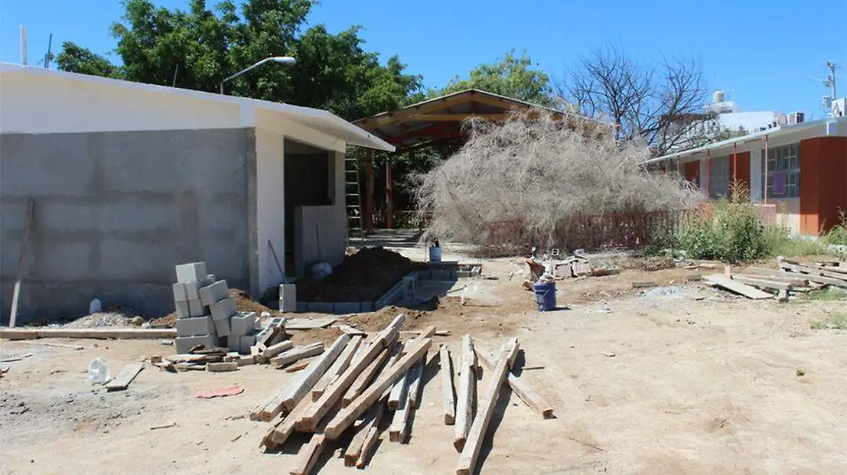 Rehabilitan Escuela salon obra