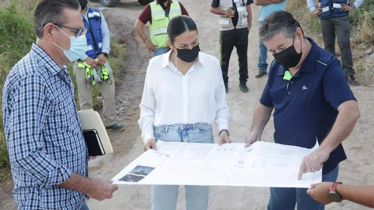 MIlena Quiroga supervisa construccion modulo de agua 