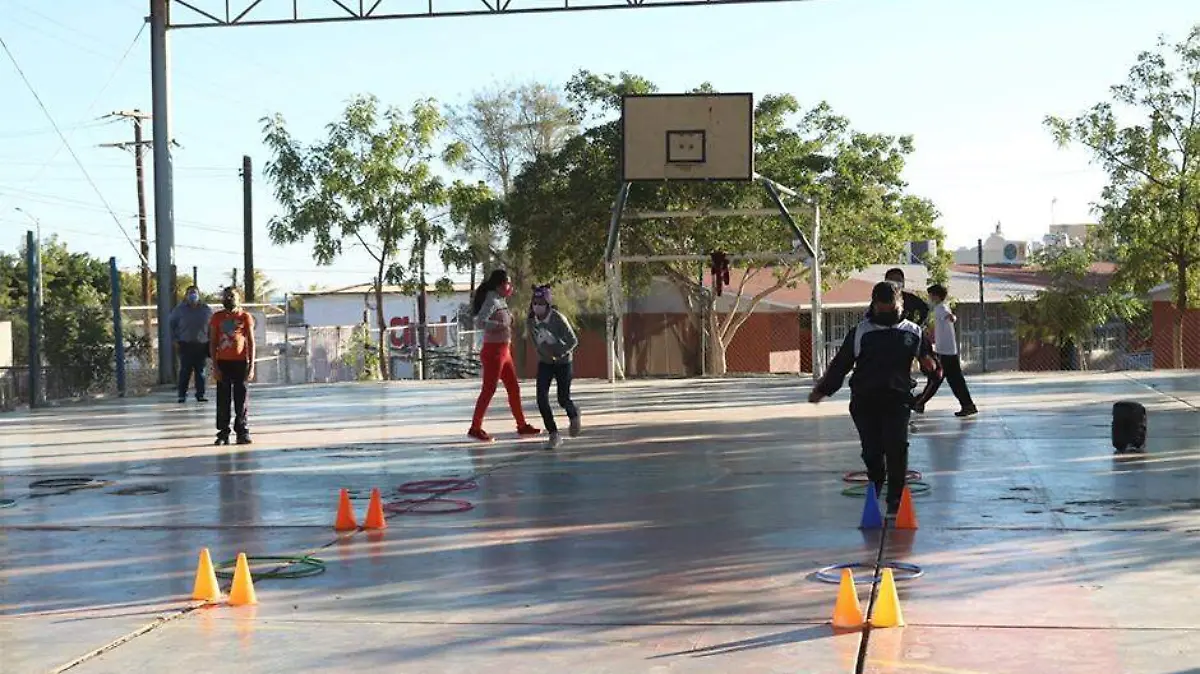 Alumnos reciben clases de educacion fisica