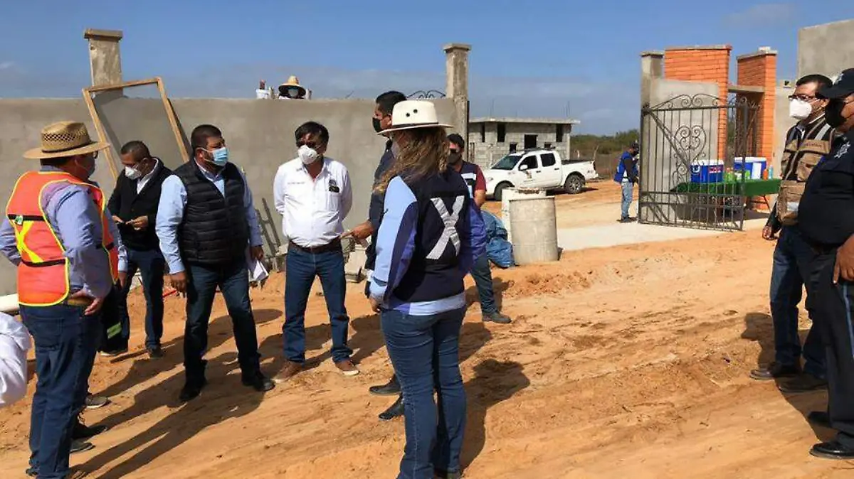 Oscar Leggs supervisa obras en el panteon