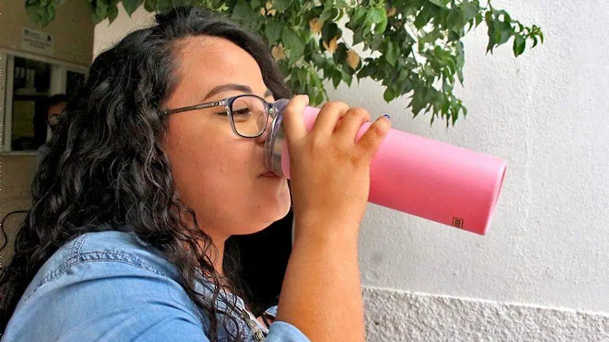 Beber agua calor
