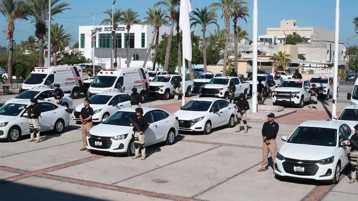 Entregan ambulancias y vehiculos