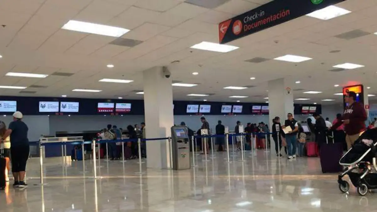 turistas salen de Aeropuerto Los Cabos
