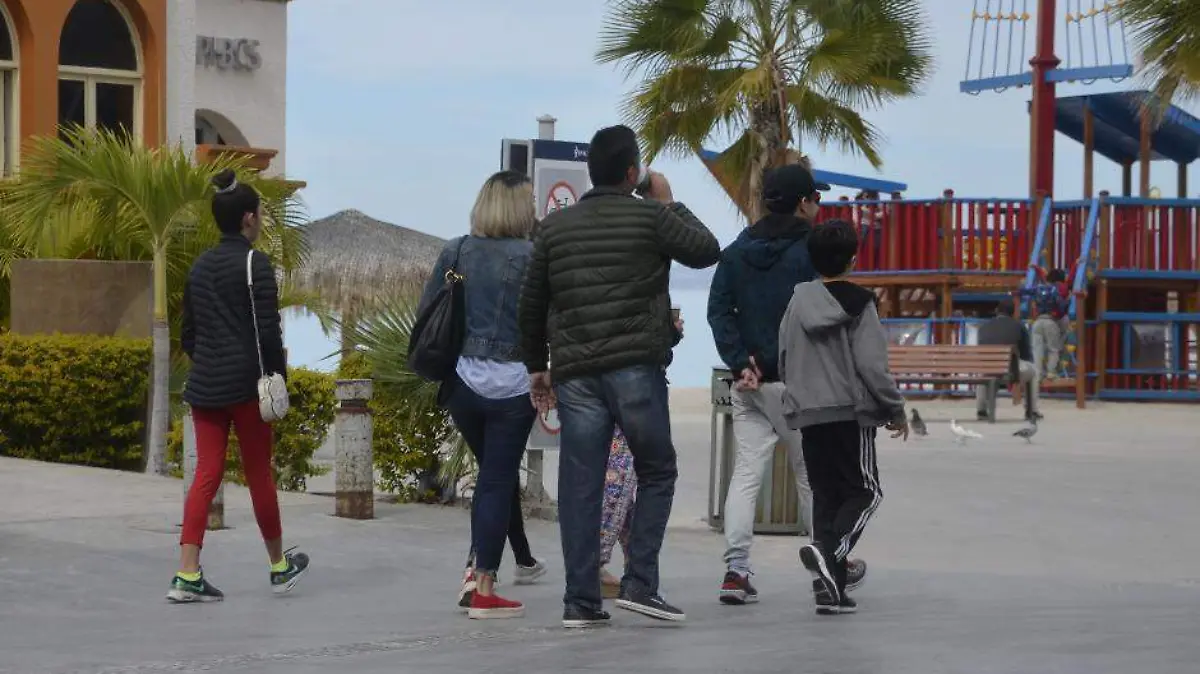 Persona frío malecón La Paz