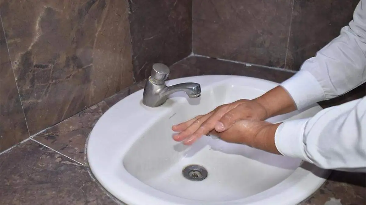 Llave agua lavar manos