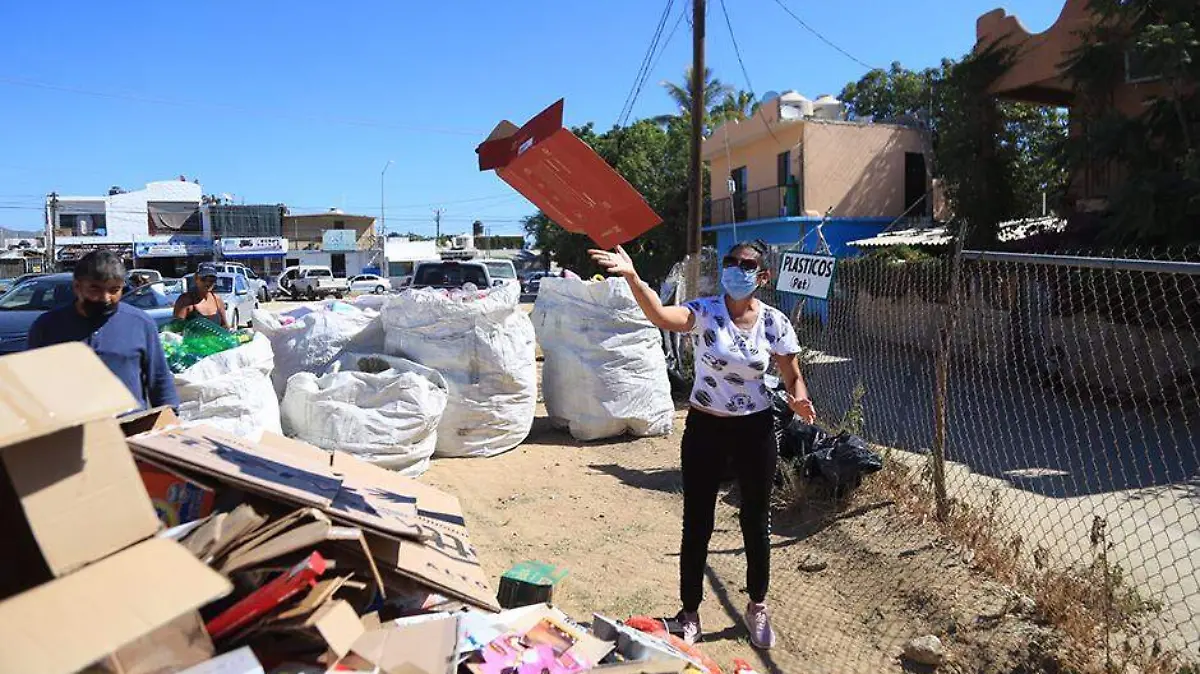 Con reciclables crean pinatas navidenas