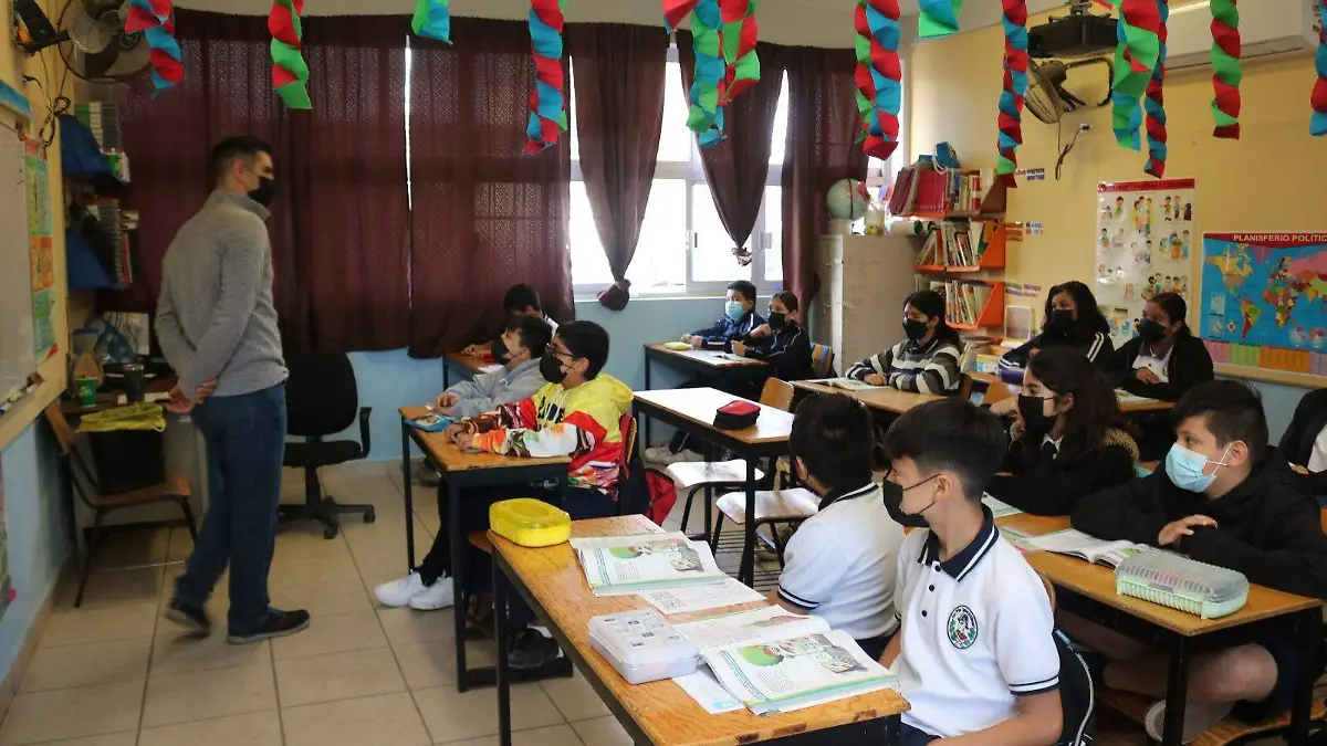 Maestro estudiantes salon clases