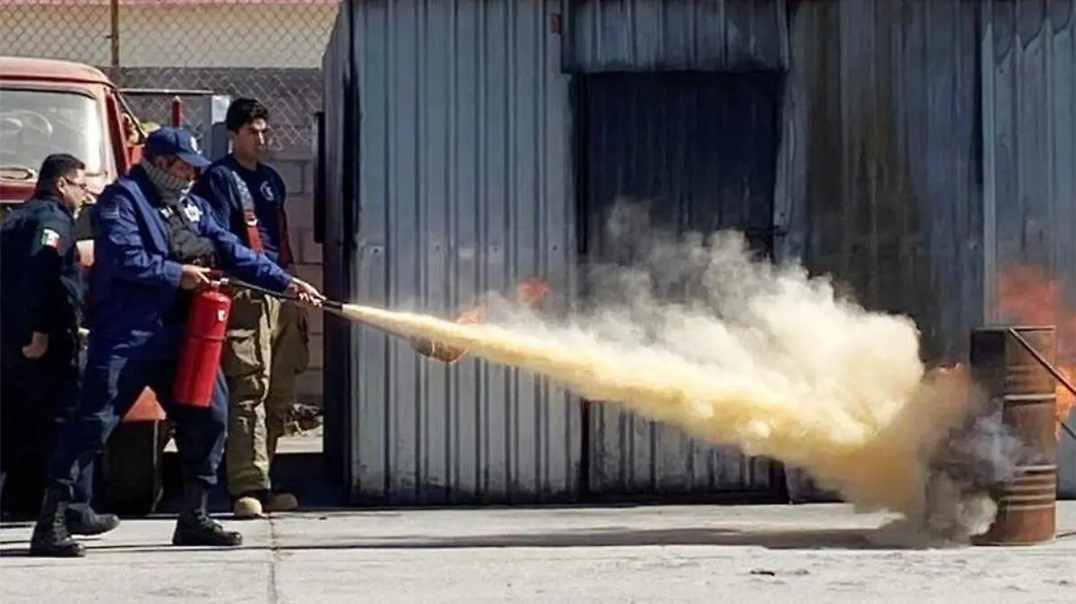 Bomberos capacitan a policias