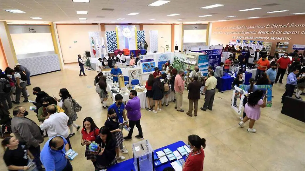 Estudiantes feria UABCS