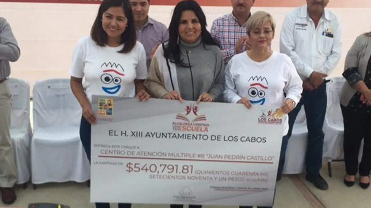 Armida entrega apoyo escuela