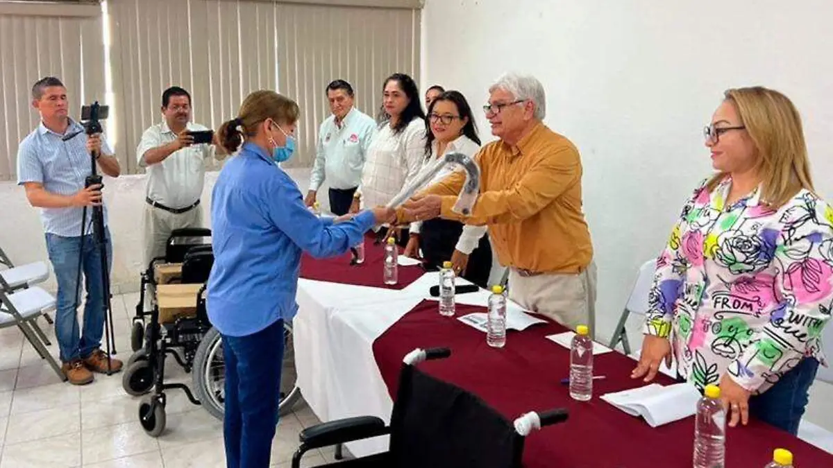Entrega sillas beneficencia publica