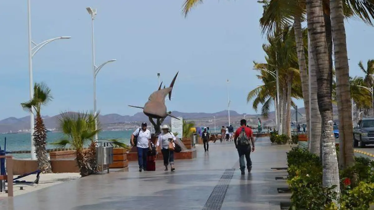 Malecon turistas La Paz