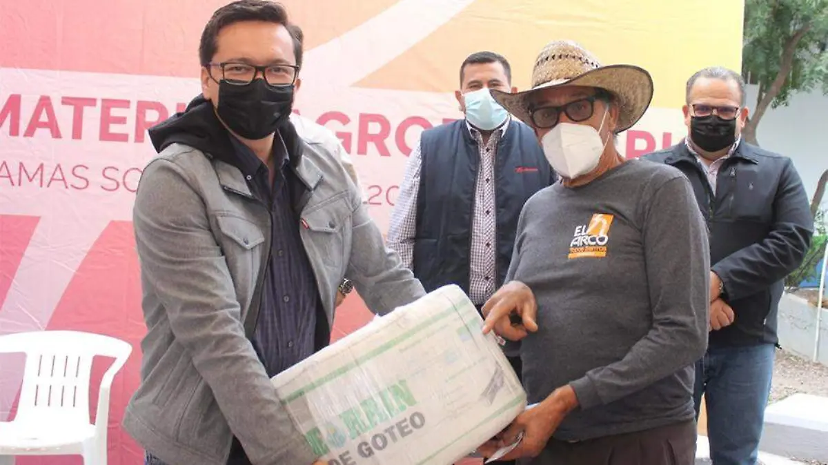 Ayuntamiento entrega apoyos agricolas