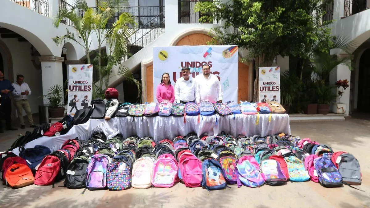 Oficialia Mayor dona utiles