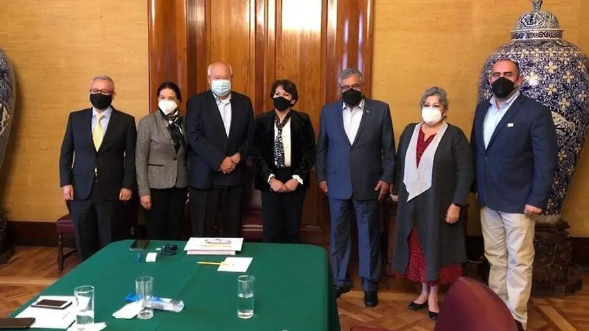 Víctor Castro sostiene encuentro con autoridades de educacion