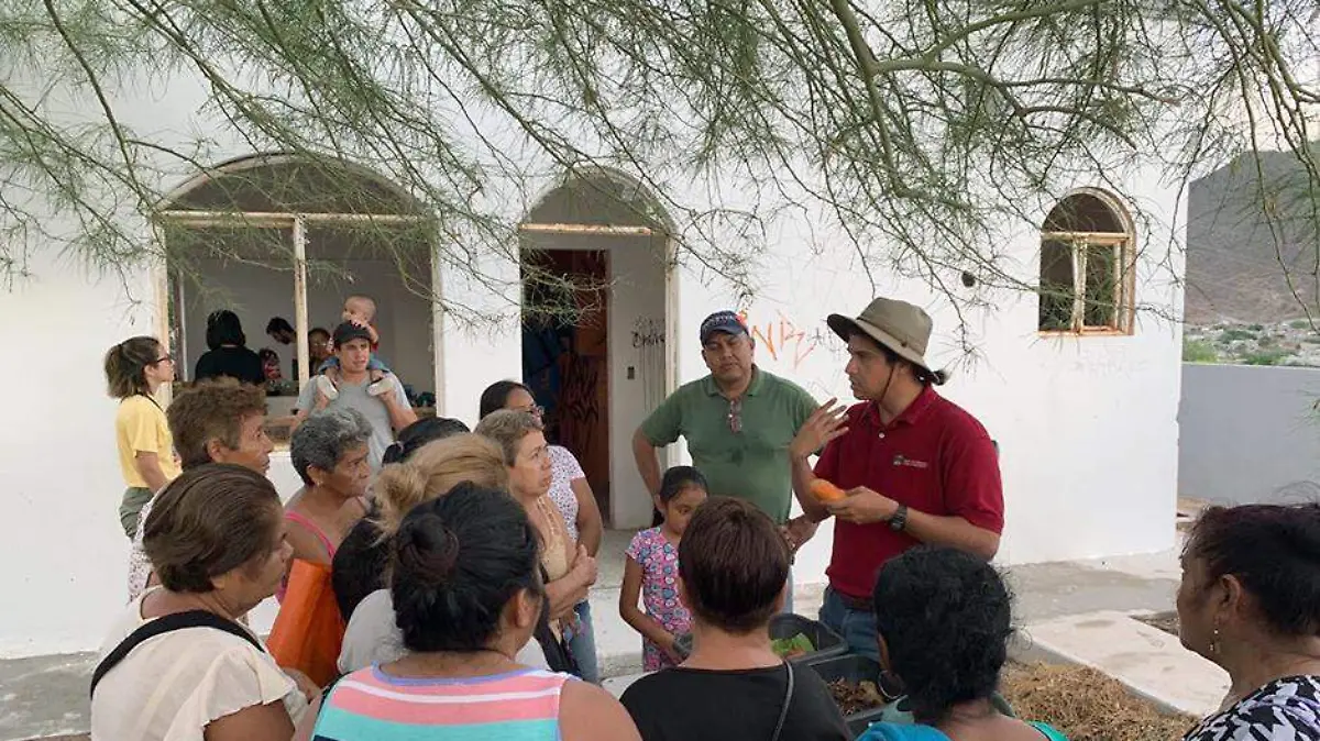 Comunidad arreglan casa 1