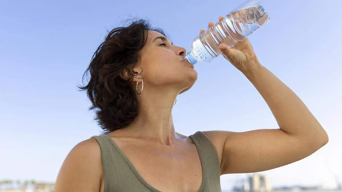 Tomar agua evitar deshidratacion por calor