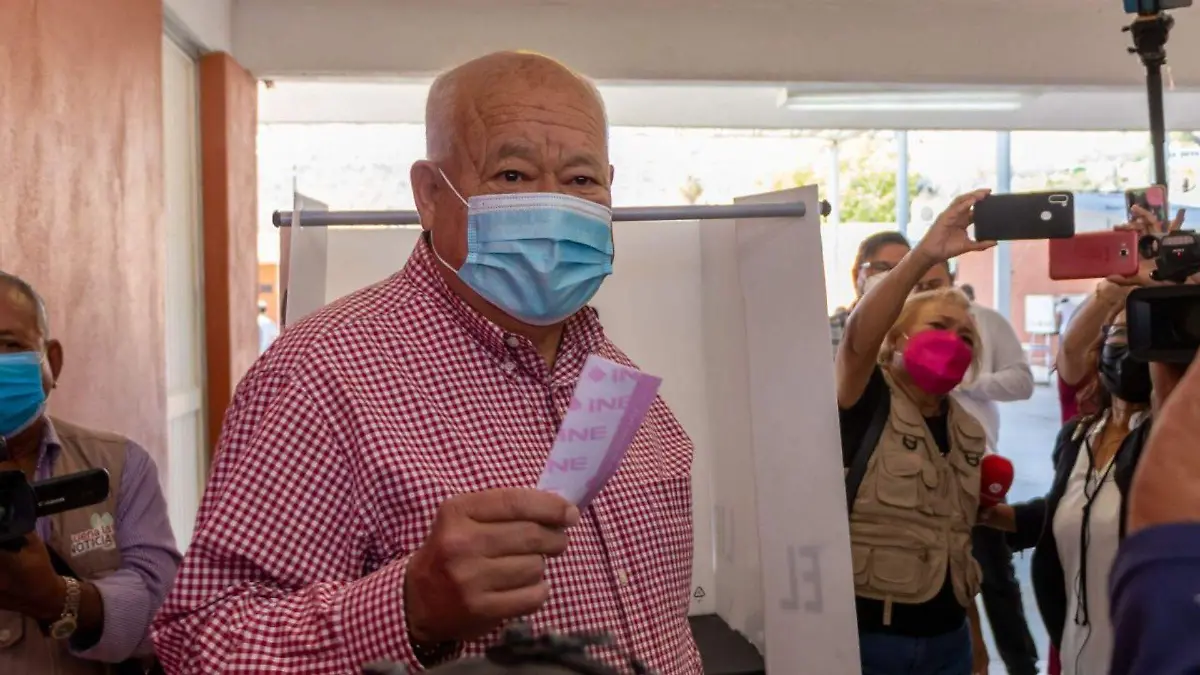 Vota Víctor Castro Revocación de Mandato