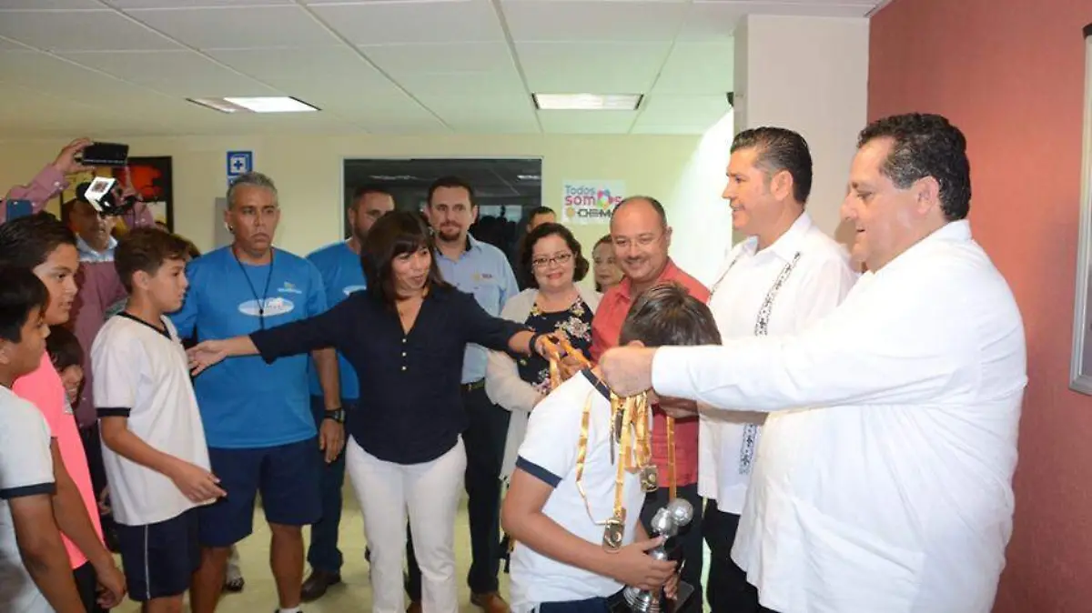 Entrega gobernador medallas