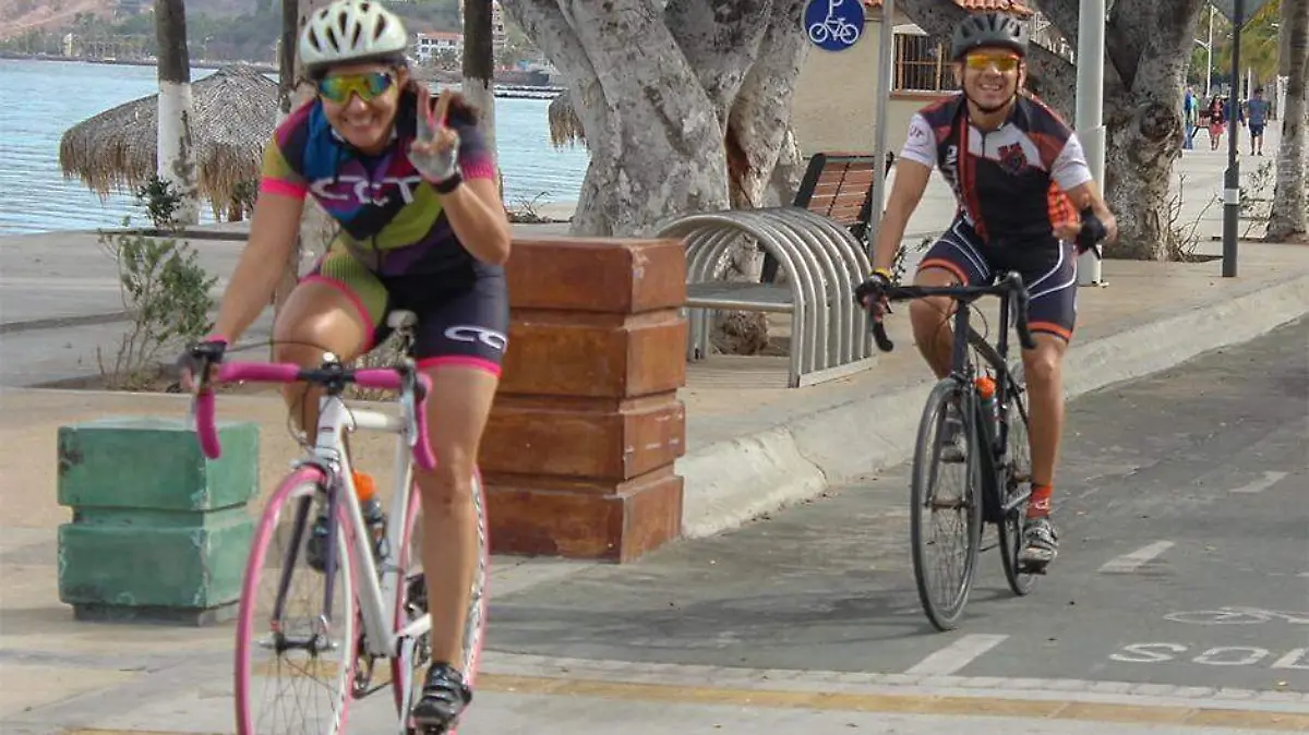 Ciclistas Malecón La Paz