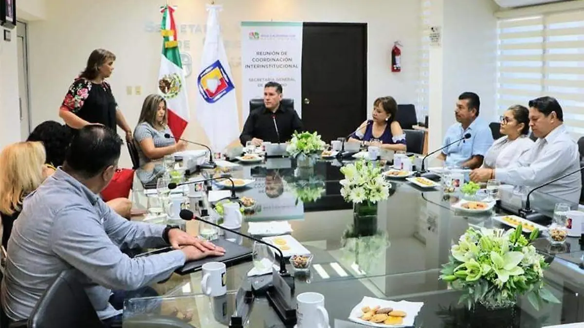 Alvaro de la Peña y legisladores