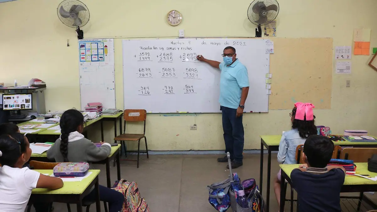 Maestro escuela salon aula estudiantes