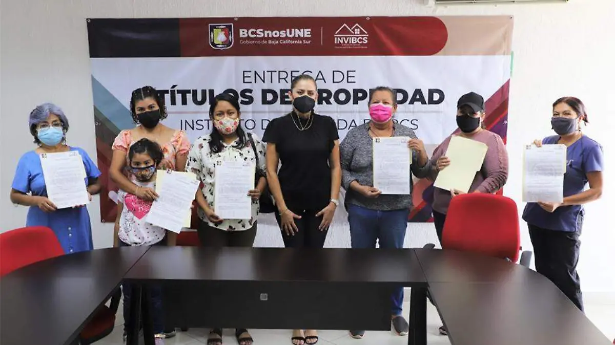 INVI entrega titulos a familias La Paz