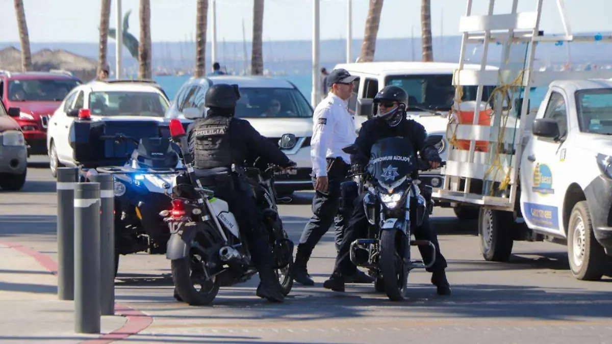 Policia cierra malecon carnavl
