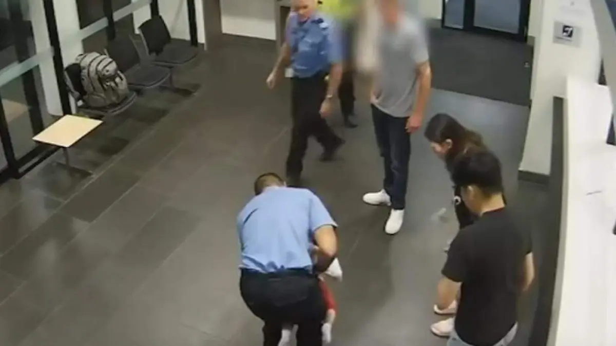 Policía salva a bebé