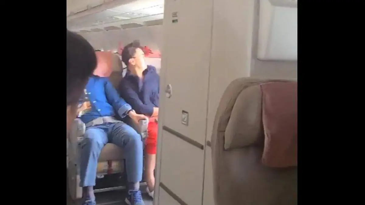 Psajero abre puerta avion