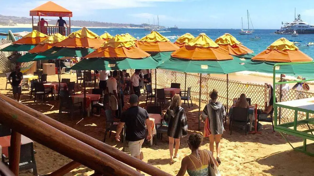 Turistas playa mar Medano Los Cabos