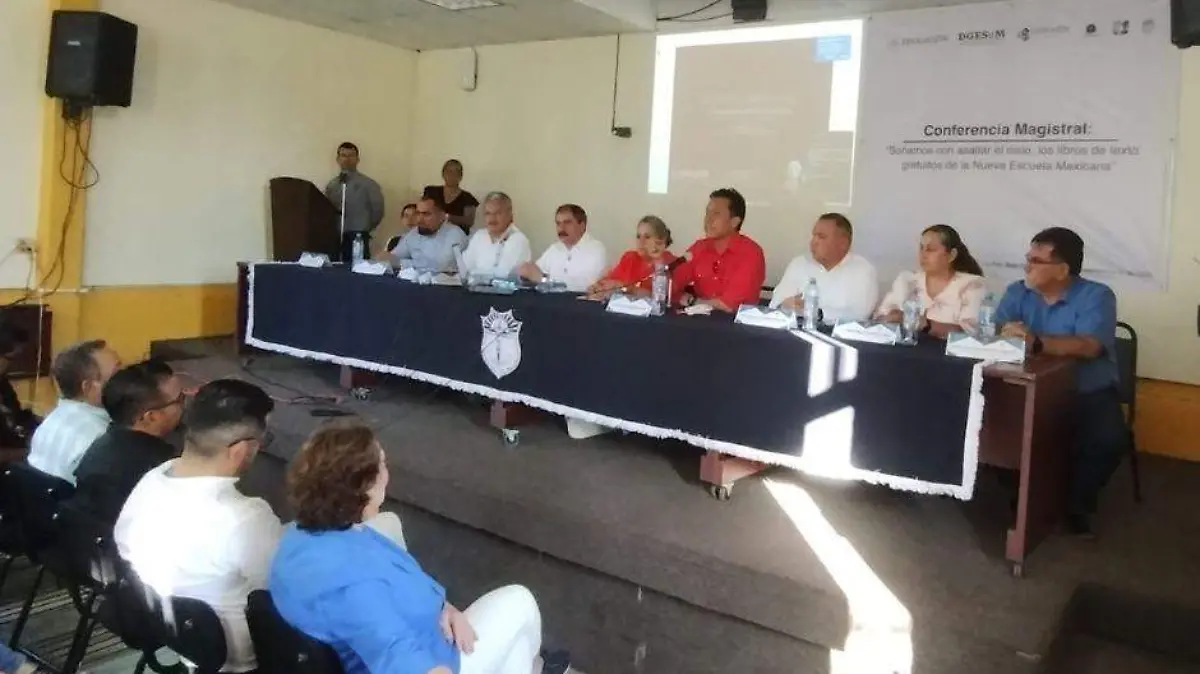 Marx Arriaga defiende libros en BCS 2