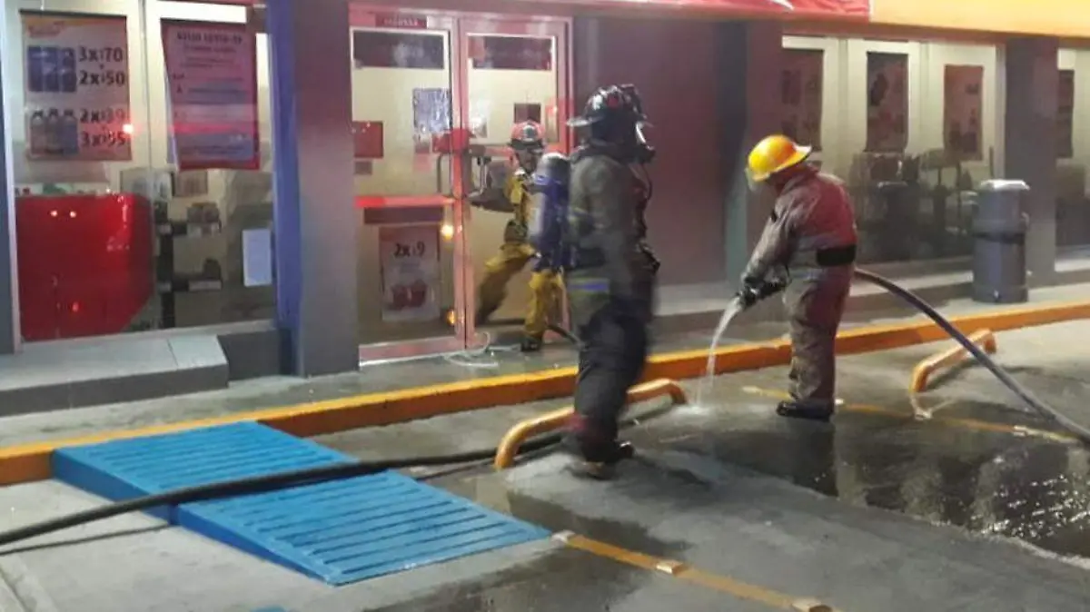 Bomberos incendio tienda