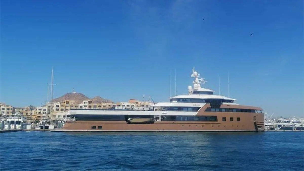 Millonario ruso Oleg Tinkov navega en los cabos