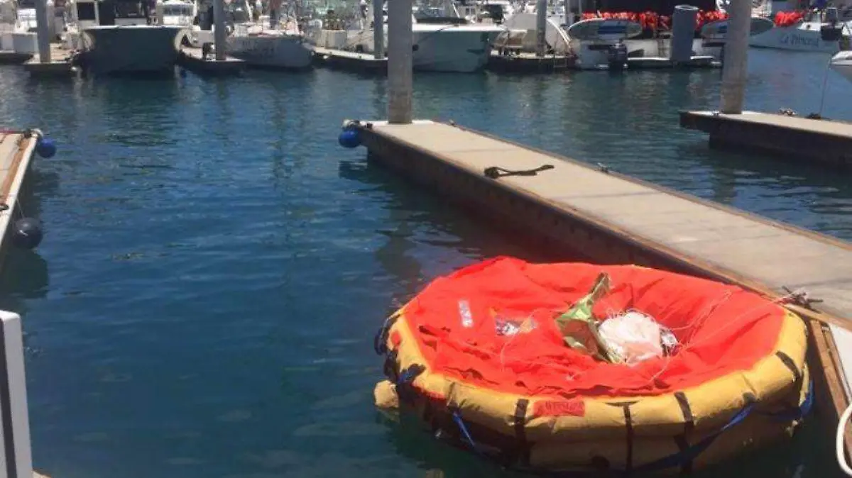 Naufragio se salvan en balsa