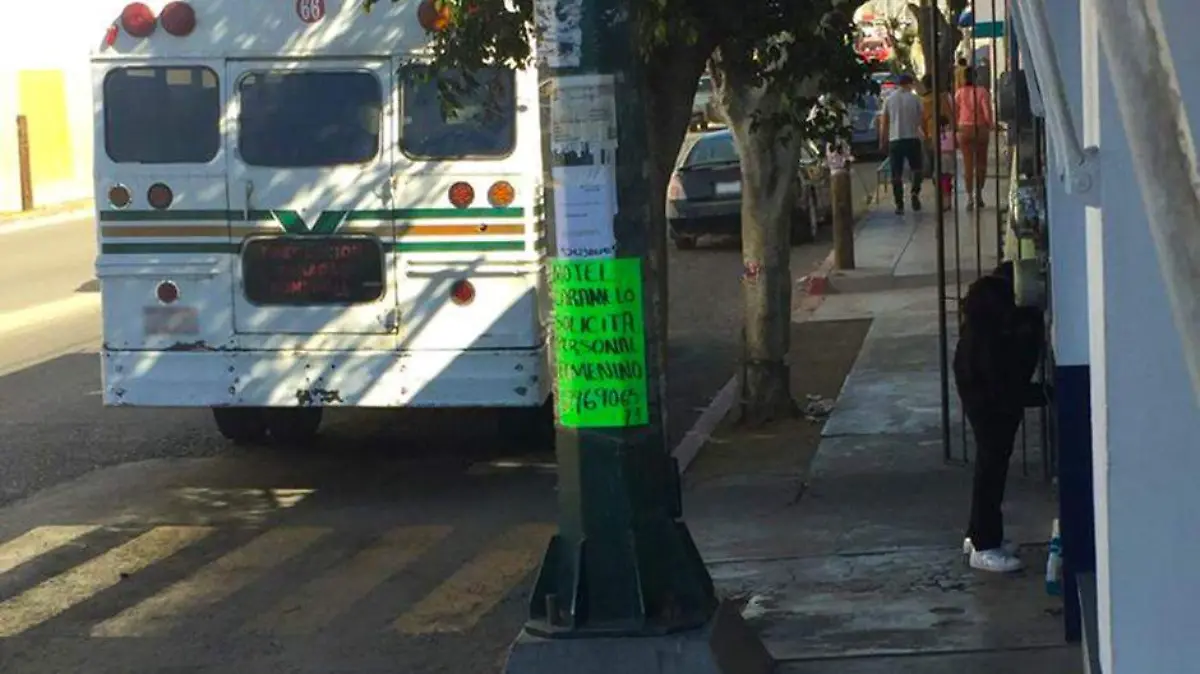 Publicidad y carteles pegados en postes
