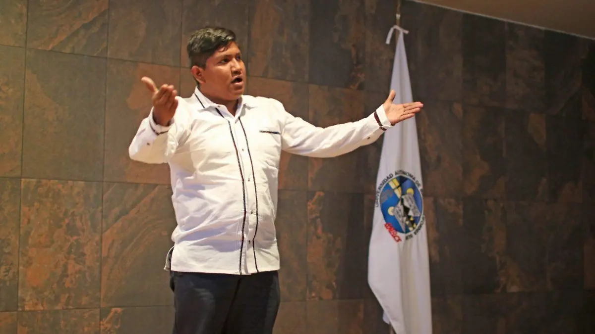 Estudiante UABCS oratoria