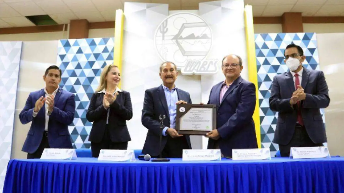 Avalan carrera UABCS