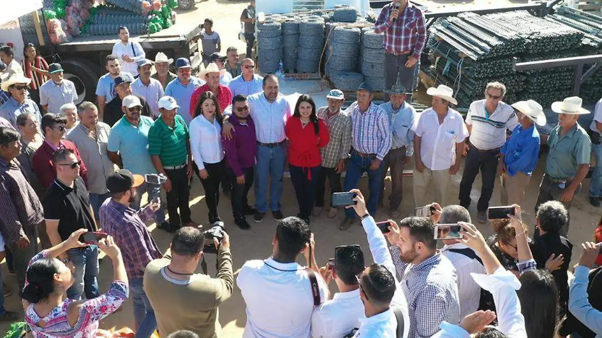 Armida Castro entrega apoyos