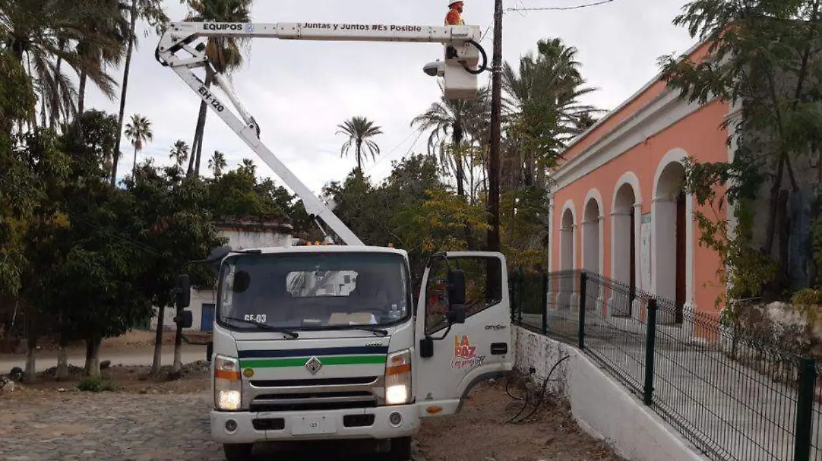 Rehabilitan luminarias zona rural