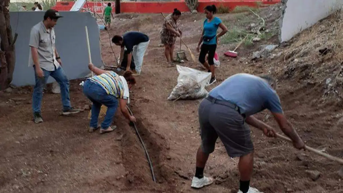 Comunidad arreglan parque 1