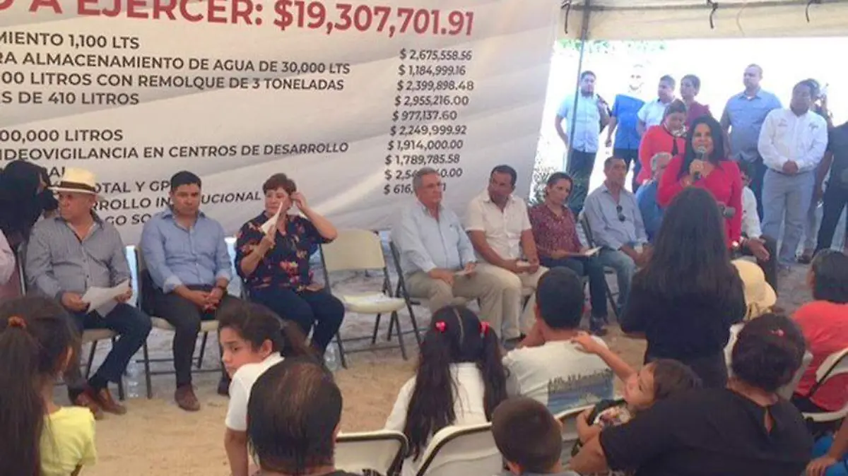 Armida CAstro entrega apoyos