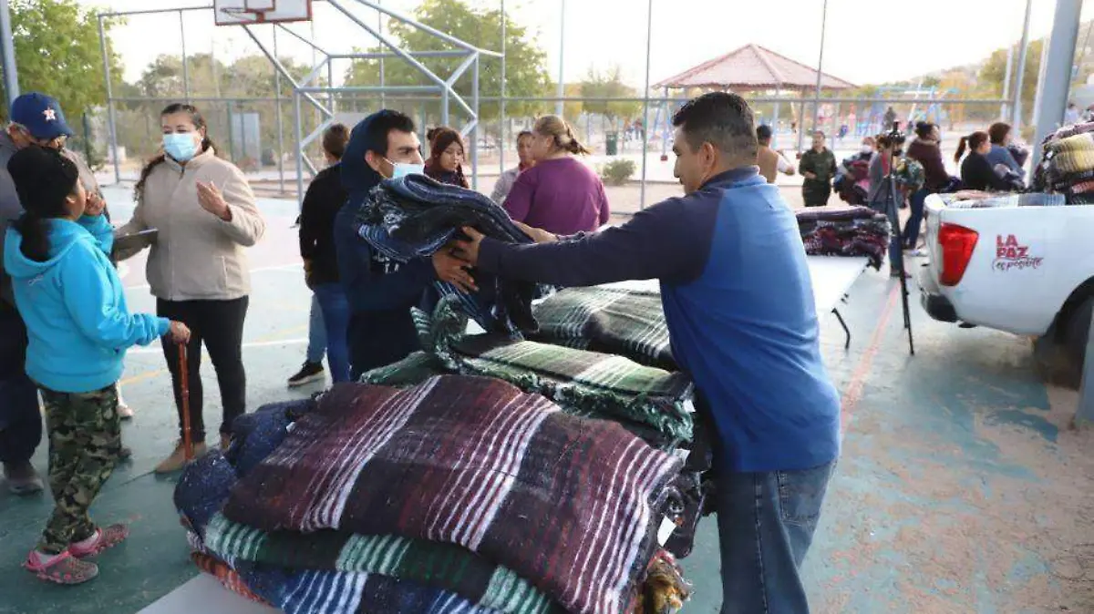 Ayuntamiento entrega cobijas 