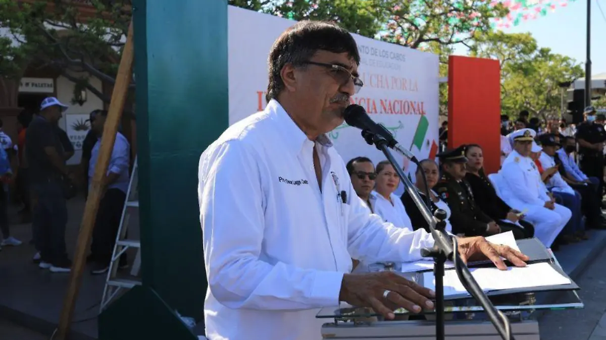 Oscar Leggs encabeza el desfile de la Independencia