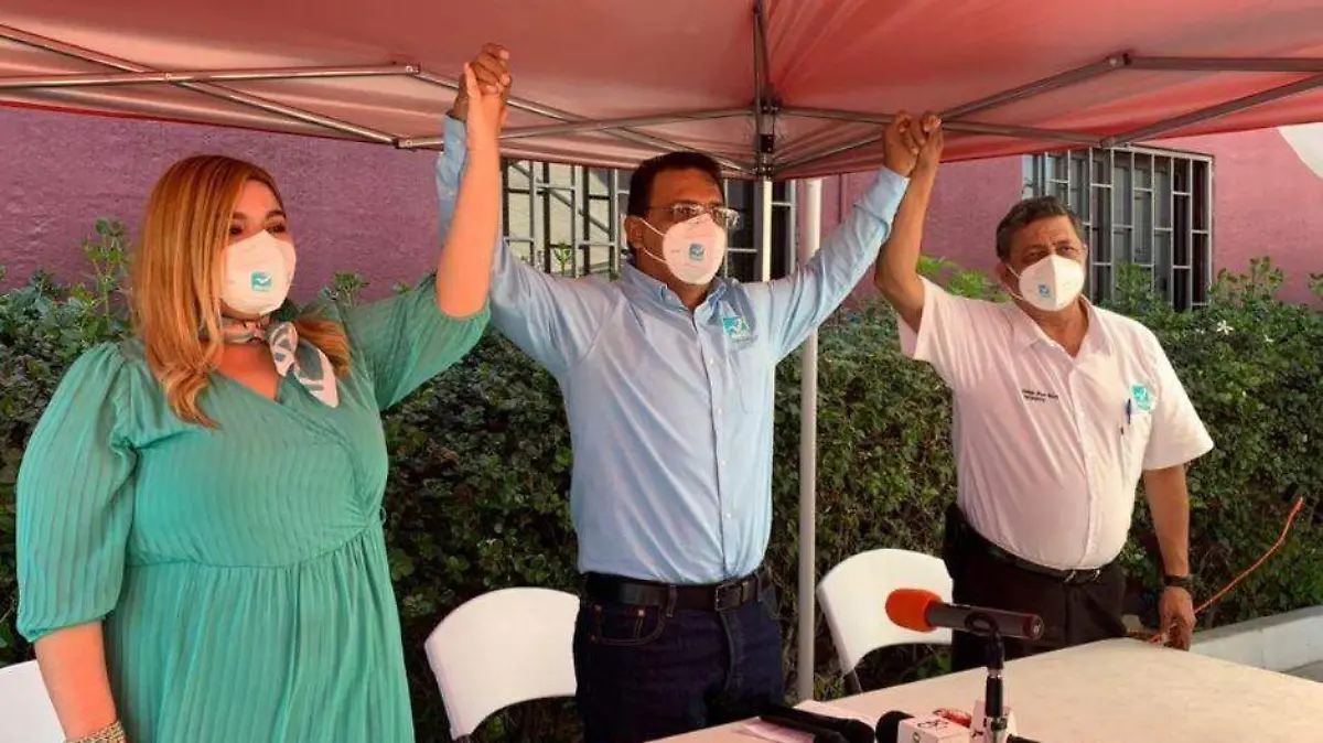 Gabriel Andrade se registra como candidato a la gubernatura 