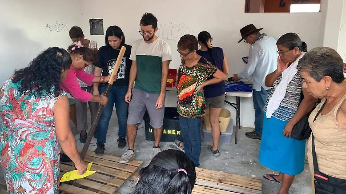 Comunidad arreglan casa