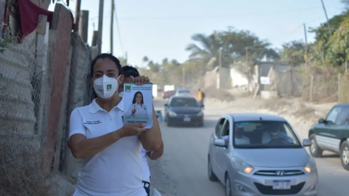 Jacqueline Liceaga creará clínica veterinaria publica