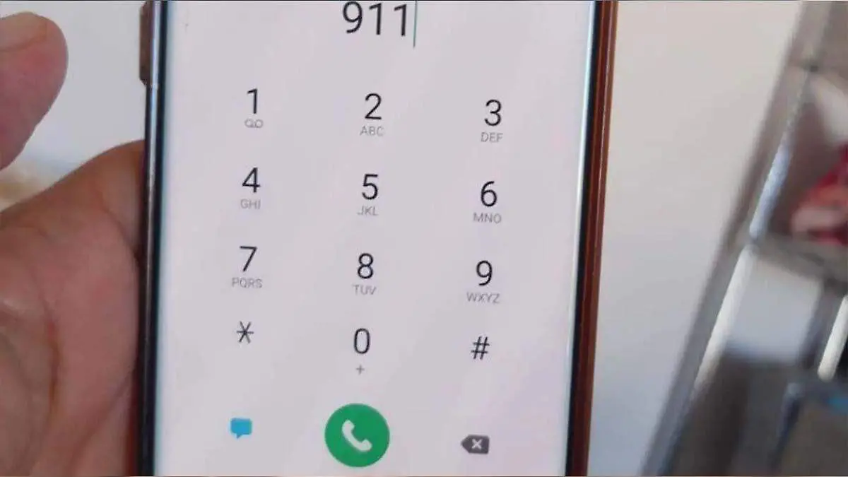 una persona se comunica de teléfono de emergencias 911