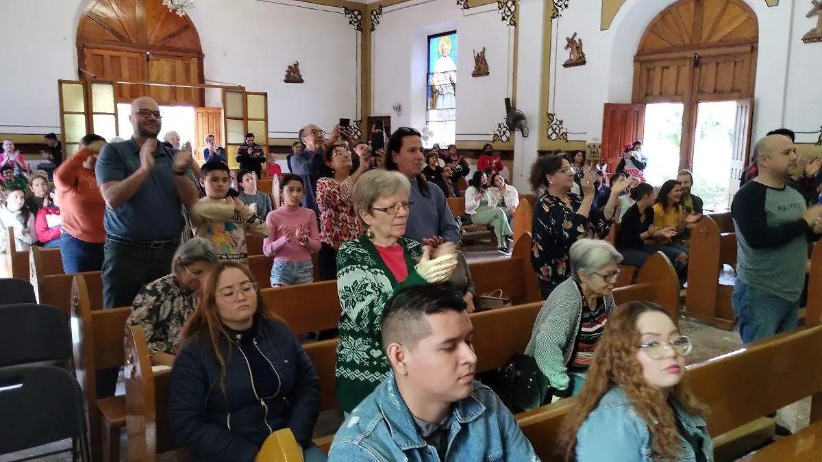 fieles en el interior de la catedral de la paz