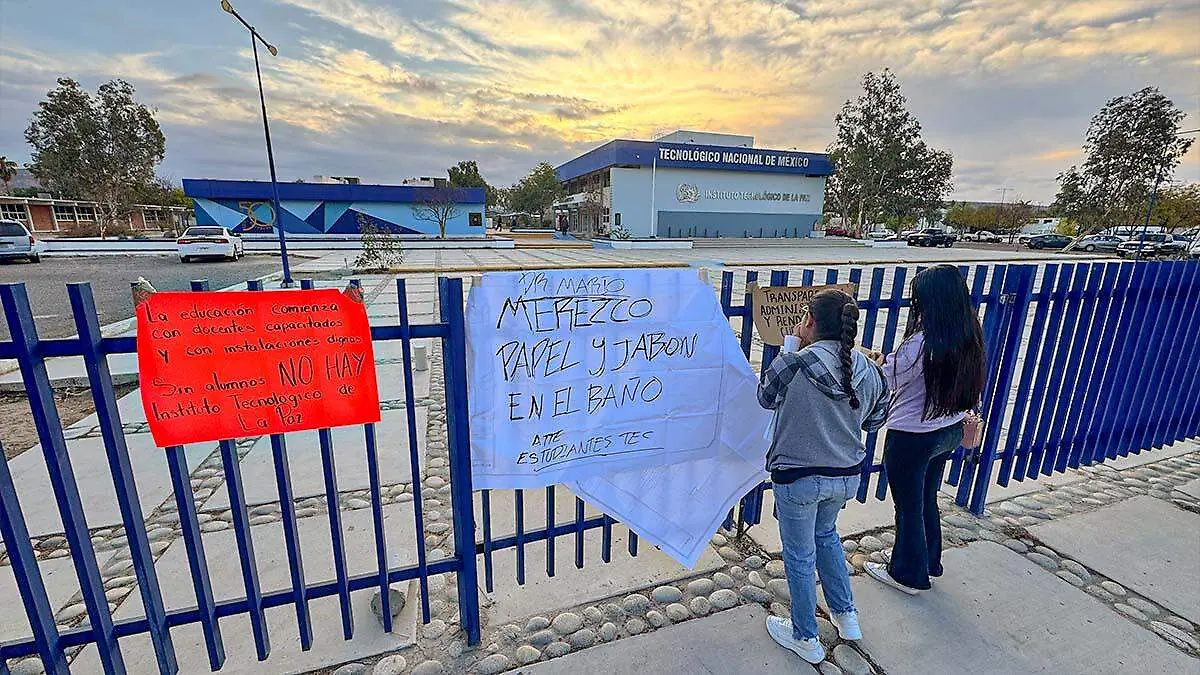 alumnos del tec colocan pancartas para manifestar inconformidades